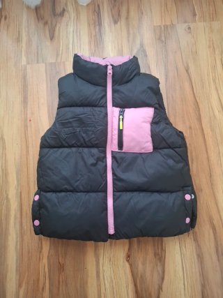 Chaleco acolchado negro y rosa