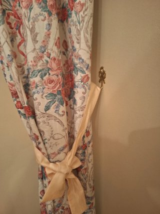 Cortinas de tela beige y rosa