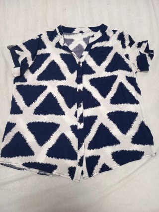 Camisa Mujer Estampada Triángulos Azul y Blanco