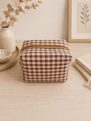 Neceser caja mini cuadros rosa y marrón.