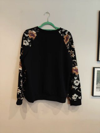 Sudadera azul marino con estampado botánico