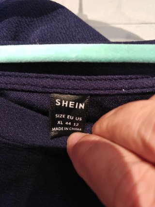 Sudadera azul marino con estampado botánico