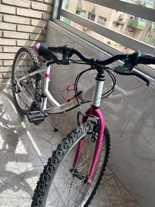 Bicicleta Aerobike 24 blanca y rosa