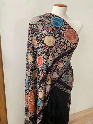 Mantón de Manila bordado a mano muy antiguo