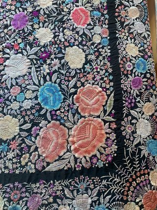 Mantón de Manila bordado a mano muy antiguo