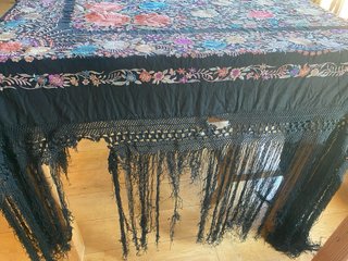 Mantón de Manila bordado a mano muy antiguo
