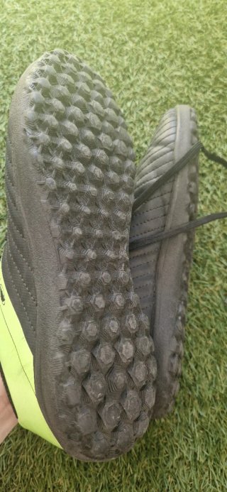 Zapatillas de fútbol negras y verdes
