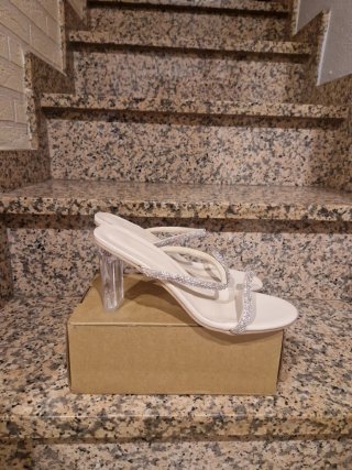 Tacones beige con brillantes