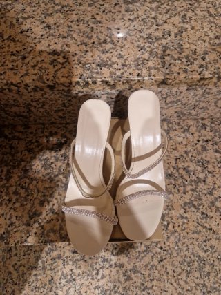 Tacones beige con brillantes