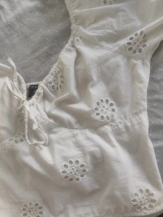 Camiseta blanca bordada manga abullonada
