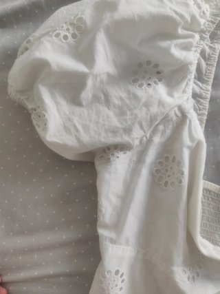 Camiseta blanca bordada manga abullonada