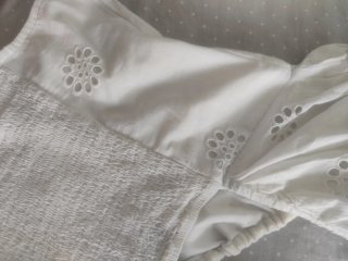 Camiseta blanca bordada manga abullonada