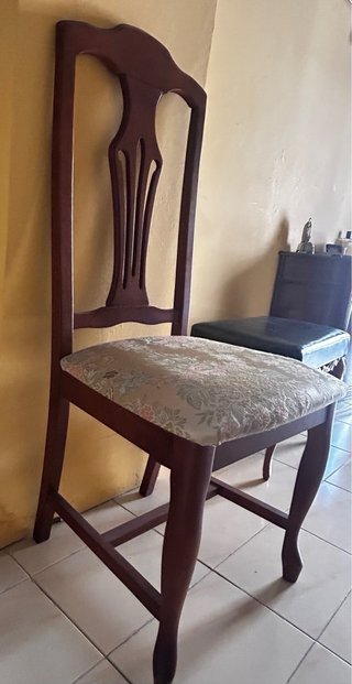 Silla de comedor de madera con tapizado floral