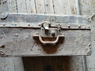 Maleta antigua de madera
