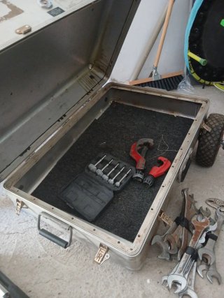 Cofre de herramientas metálico con ruedas