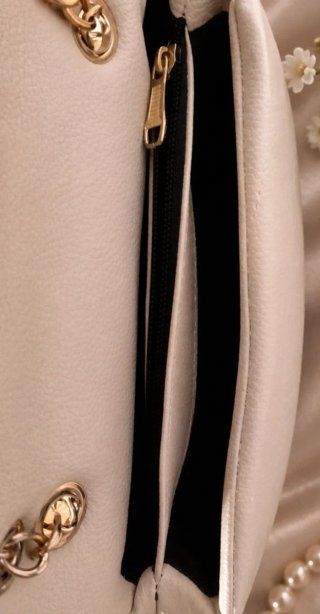 Borsa Pinko bianca con dettagli dorati