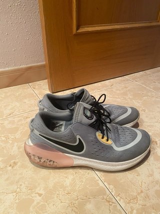 Zapatillas Nike grises y rosas