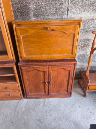 Mueble bajo de madera maciza