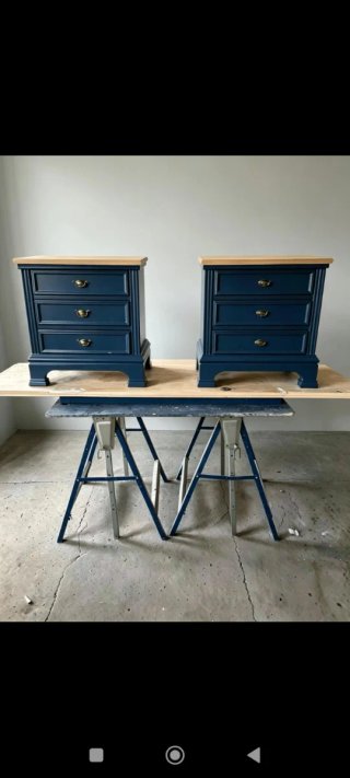 Mesitas de noche de madera azul y marrón