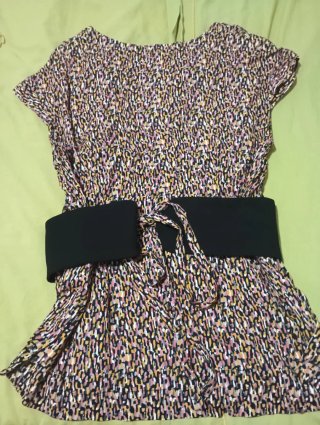 Camiseta alegre con cinturón negro