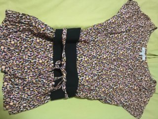 Camiseta alegre con cinturón negro