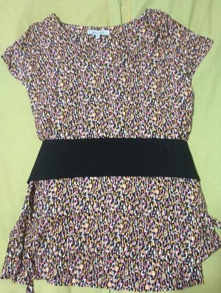 Camiseta alegre con cinturón negro