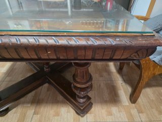 Mesa de comedor de madera y cristal