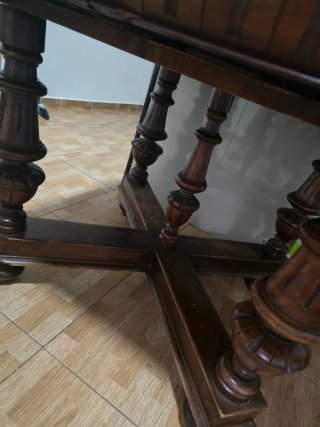 Mesa de comedor de madera y cristal