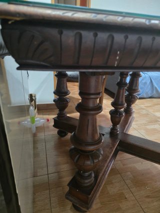Mesa de comedor de madera y cristal