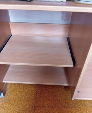 Escritorio con ruedas y estantes esta desmontado