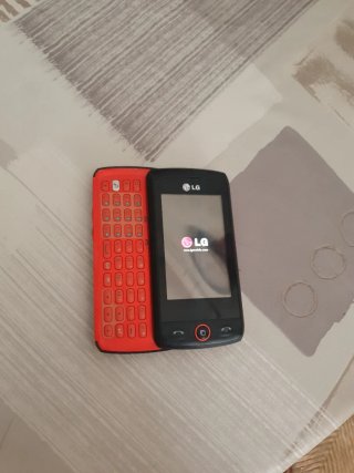 Móvil LG Negro y Rojo
