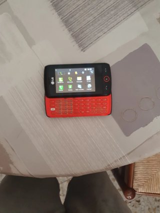 Móvil LG Negro y Rojo
