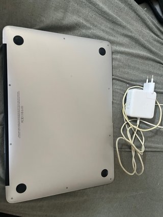 MacBook Plata con Cargador
