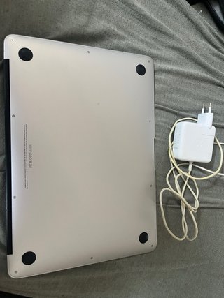 MacBook Plata con Cargador