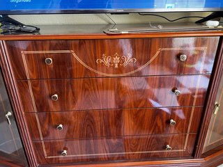 Mueble de madera con detalles dorados