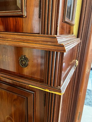 Mueble de madera con detalles dorados