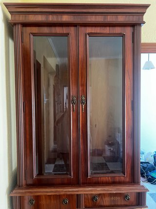 Mueble de madera con detalles dorados