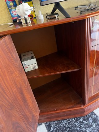 Mueble de madera con detalles dorados