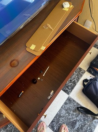 Mueble de madera con detalles dorados