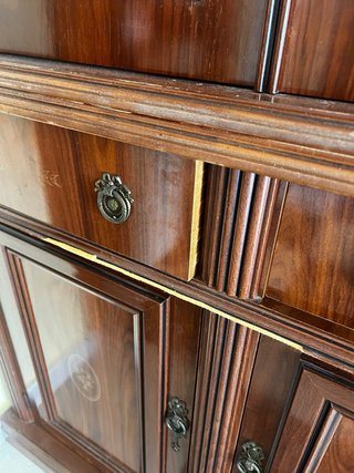 Mueble de madera con detalles dorados