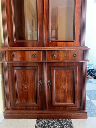 Mueble de madera con detalles dorados
