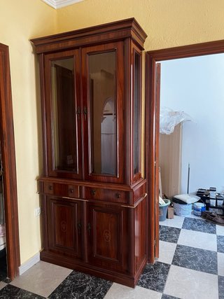 Mueble de madera con detalles dorados