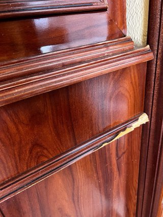 Mueble de madera con detalles dorados