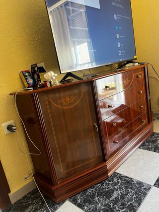 Mueble de madera con detalles dorados