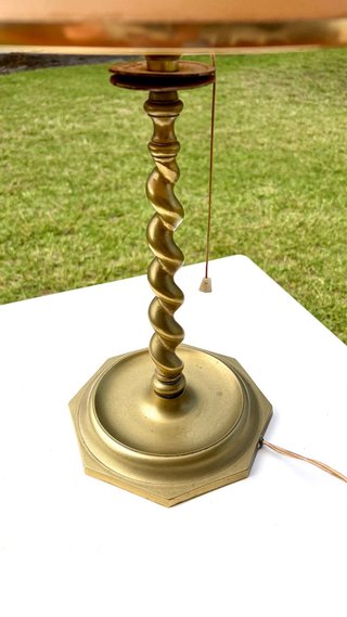 Lámpara de mesa dorada antigua