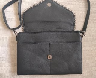 Bolso negro con cadena y efecto piel