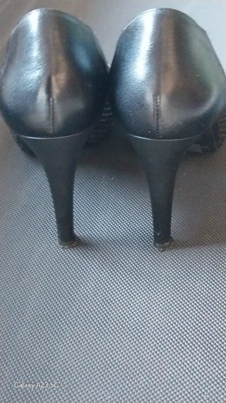 Sapatos NeroGiardini pretos peep toe