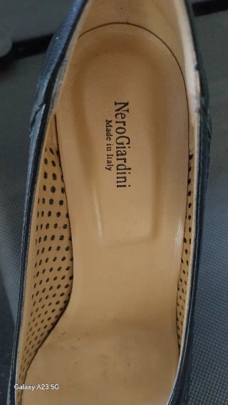 Sapatos NeroGiardini pretos peep toe