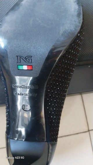 Sapatos NeroGiardini pretos peep toe