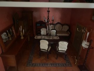 Casa de muñecas estilo sevillano de madera